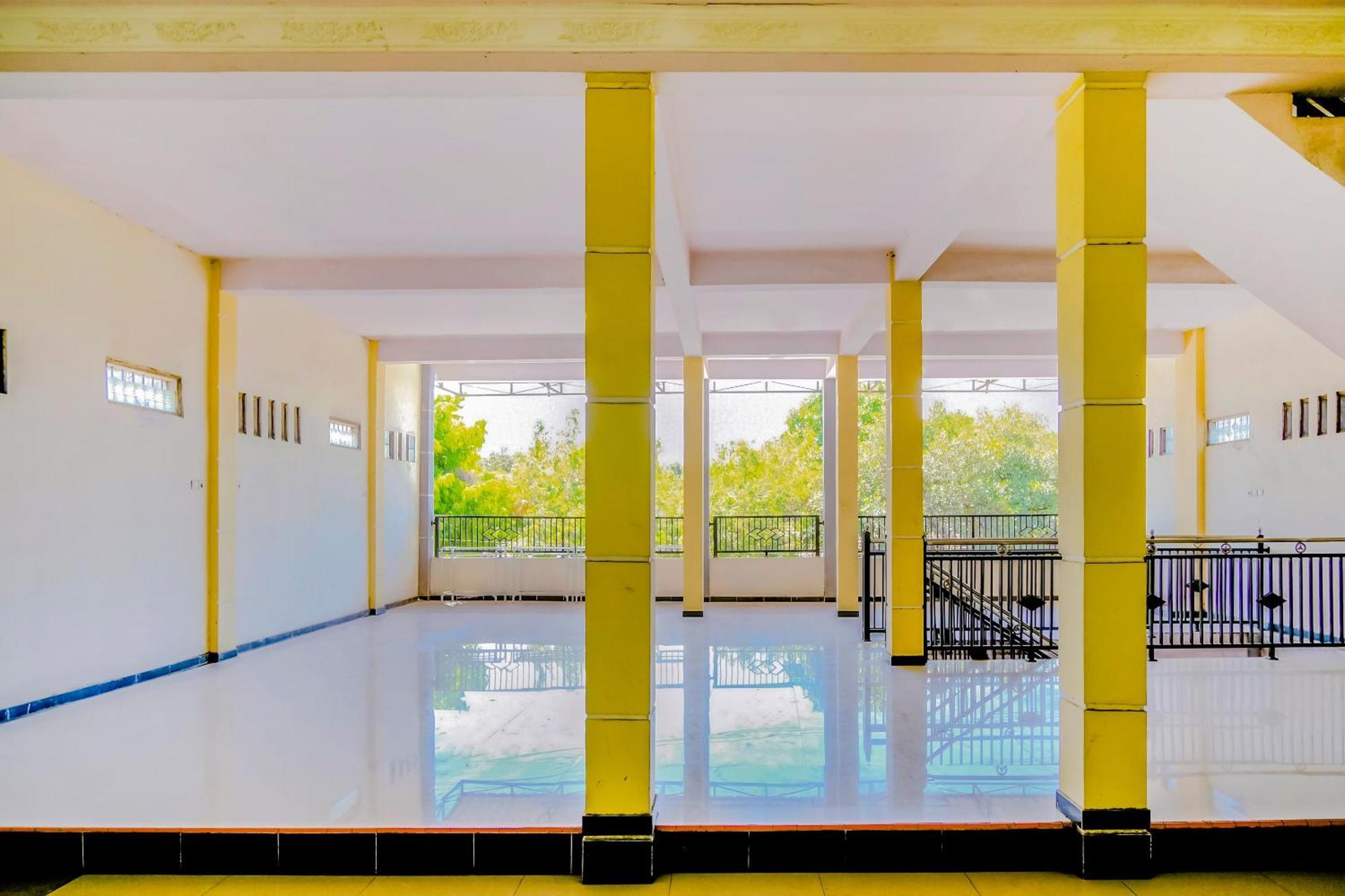 Super Oyo 1759 Family Residence Kediri  Dış mekan fotoğraf