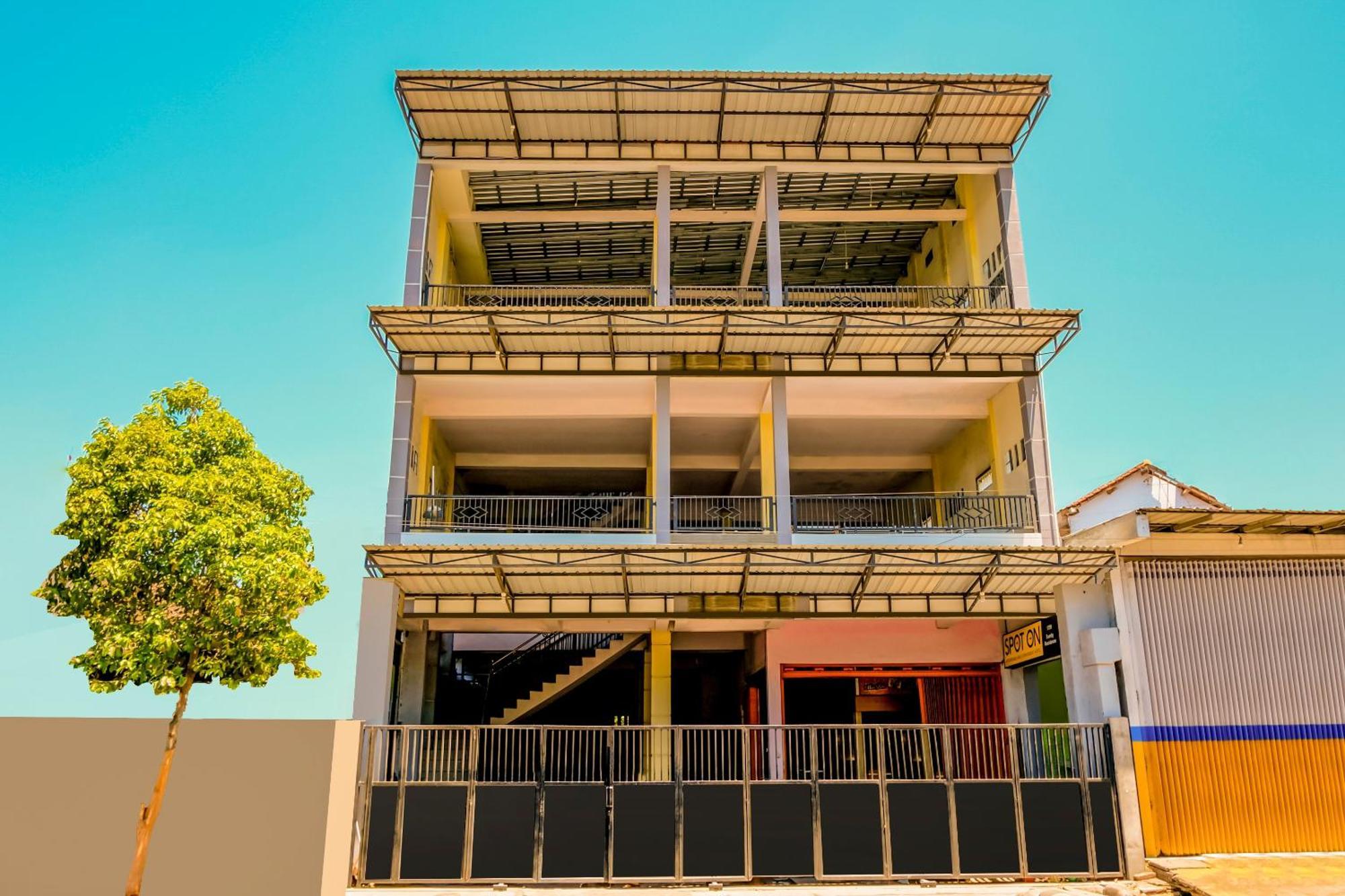 Super Oyo 1759 Family Residence Kediri  Dış mekan fotoğraf